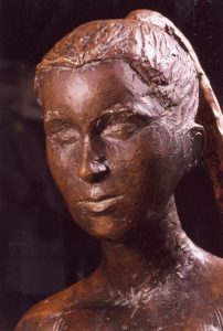 MÄDCHENKOPF, Bronze. Dies ist ein Ausschnitt der Bronzefigur aus der Haslacher Fussgängerzone, Innenstadt, Kinzigtal, Schweinemarkt