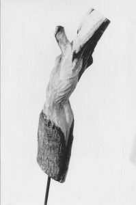 NYMPHE aus Holz. Diese große Skulptur auf einem geschmiedeten Gestell wurde bei der Zeller Kulturtagen ausgstellt. Genauso wie die Werke „Amazon“ und „Pater Popielusco"